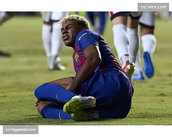 巴萨16岁小将阿杰伊撞上球场外围墙导致手腕骨折 巴萨16岁小将阿杰伊撞上球场外围墙导致手腕骨折